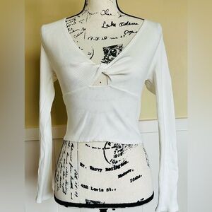 BLUE RAIN- medium cream colored crop top with knot EUC